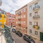 Guestready - Stylish W/ Balcony In Graca Lisbon